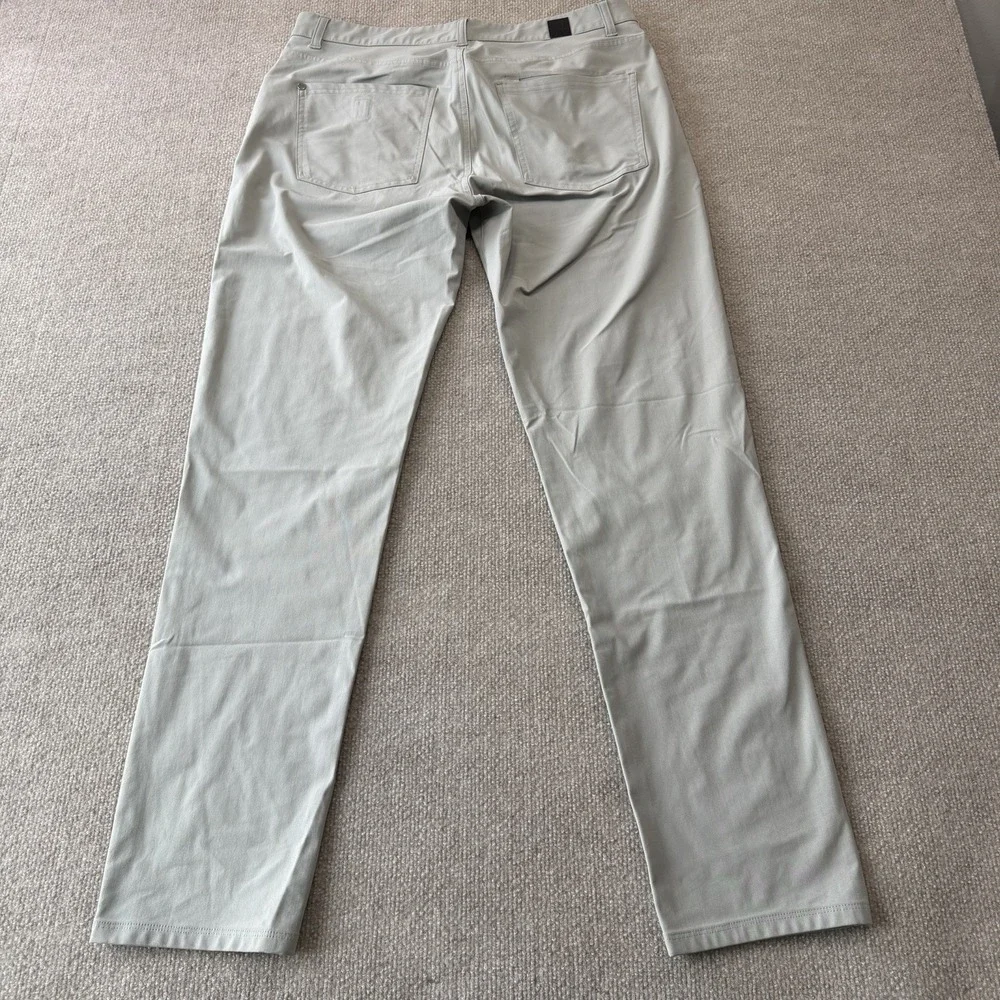 Vuori Men's Cascade Tech Chino Pants Fog Gray Size 33